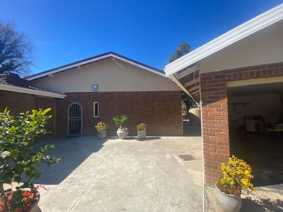 5 Bedroom Property for Sale in Ladybrand Free State